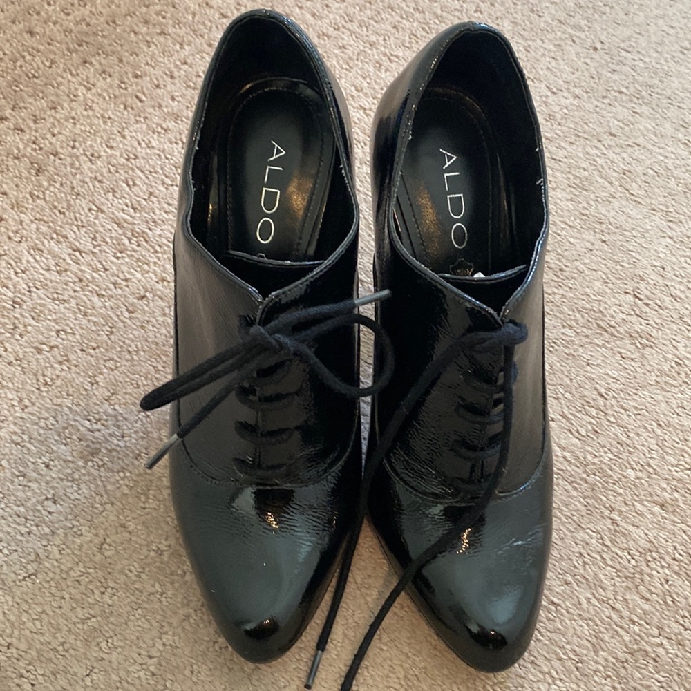 Aldo 37M shiny black ancle booties